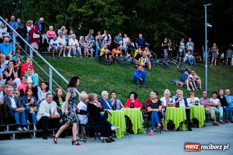 Zdjęcie w galerii na portalu naszraciborz.pl: Retro potańcówka z RCK na przystani FOTO i WIDEO wiadomości z regionu