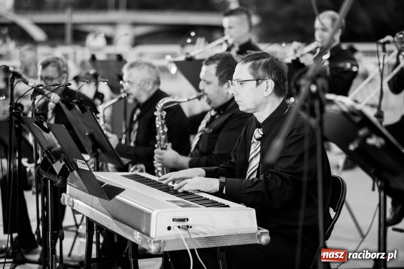 Zdjęcie w galerii na portalu naszraciborz.pl: Retro potańcówka z RCK na przystani FOTO i WIDEO wiadomości z regionu