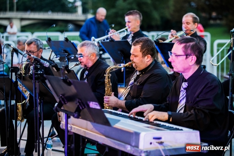 Zdjęcie w galerii na portalu naszraciborz.pl: Retro potańcówka z RCK na przystani FOTO i WIDEO wiadomości z regionu
