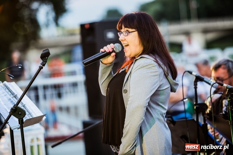Zdjęcie w galerii na portalu naszraciborz.pl: Retro potańcówka z RCK na przystani FOTO i WIDEO wiadomości z regionu