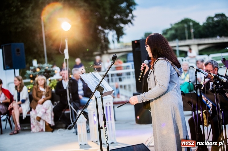 Zdjęcie w galerii na portalu naszraciborz.pl: Retro potańcówka z RCK na przystani FOTO i WIDEO wiadomości z regionu