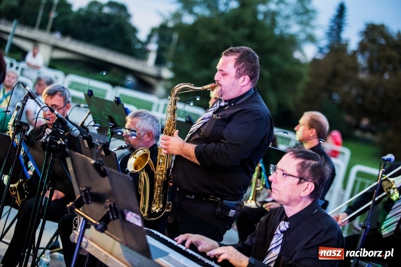 Zdjęcie w galerii na portalu naszraciborz.pl: Retro potańcówka z RCK na przystani FOTO i WIDEO wiadomości z regionu