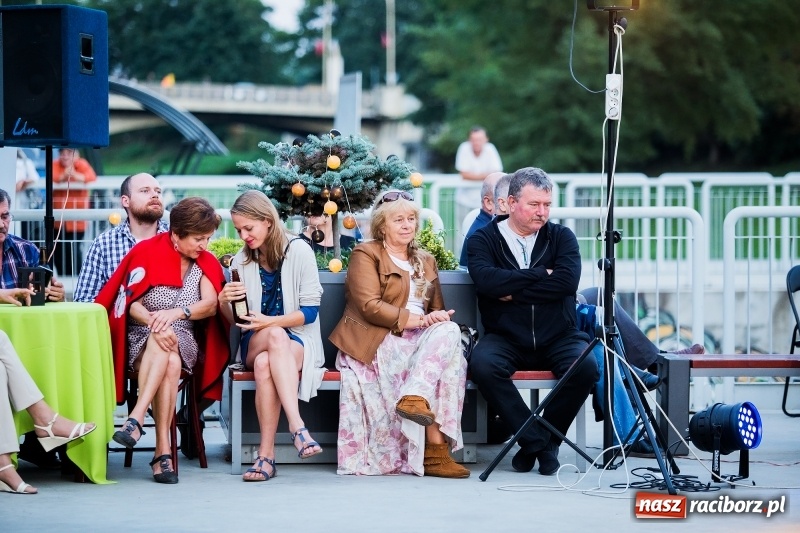 Zdjęcie w galerii na portalu naszraciborz.pl: Retro potańcówka z RCK na przystani FOTO i WIDEO wiadomości z regionu