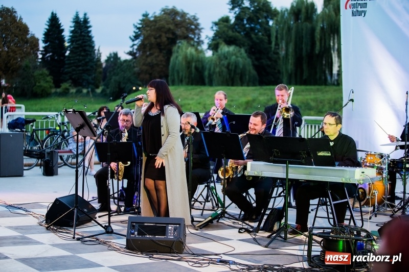 Zdjęcie w galerii na portalu naszraciborz.pl: Retro potańcówka z RCK na przystani FOTO i WIDEO wiadomości z regionu