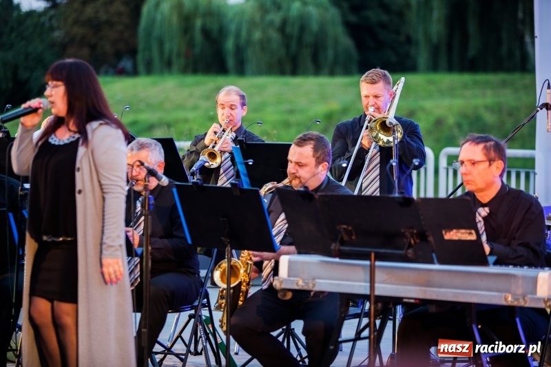 Zdjęcie w galerii na portalu naszraciborz.pl: Retro potańcówka z RCK na przystani FOTO i WIDEO wiadomości z regionu