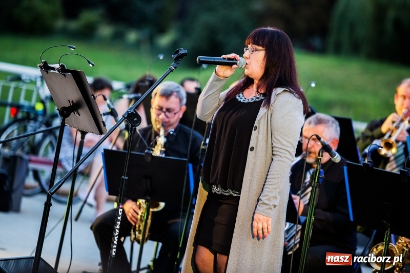 Zdjęcie w galerii na portalu naszraciborz.pl: Retro potańcówka z RCK na przystani FOTO i WIDEO wiadomości z regionu