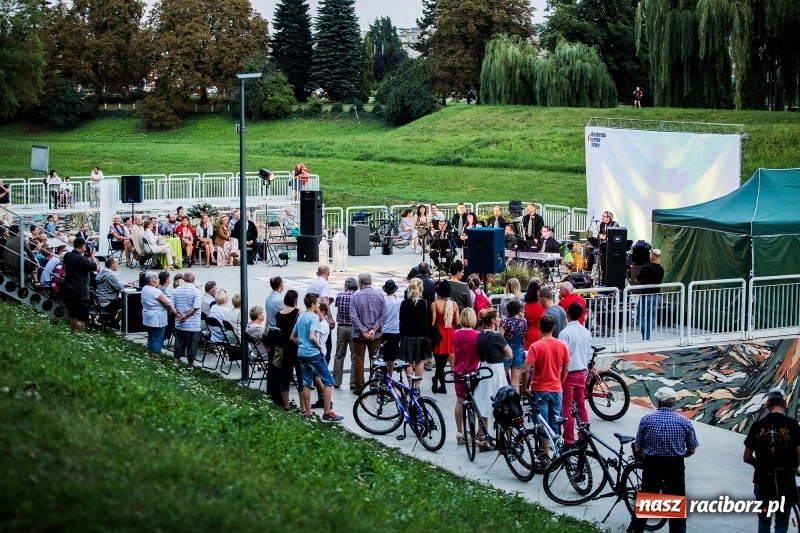 Zdjęcie w galerii na portalu naszraciborz.pl: Retro potańcówka z RCK na przystani FOTO i WIDEO wiadomości z regionu