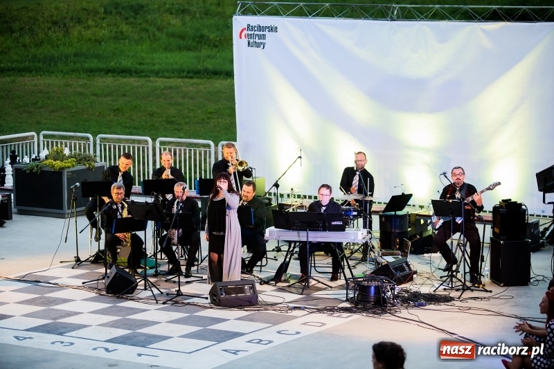 Zdjęcie w galerii na portalu naszraciborz.pl: Retro potańcówka z RCK na przystani FOTO i WIDEO wiadomości z regionu