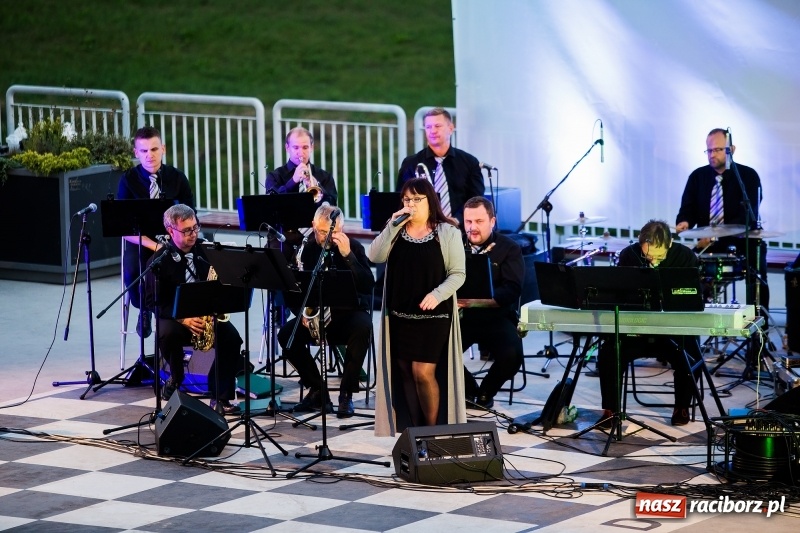 Zdjęcie w galerii na portalu naszraciborz.pl: Retro potańcówka z RCK na przystani FOTO i WIDEO wiadomości z regionu