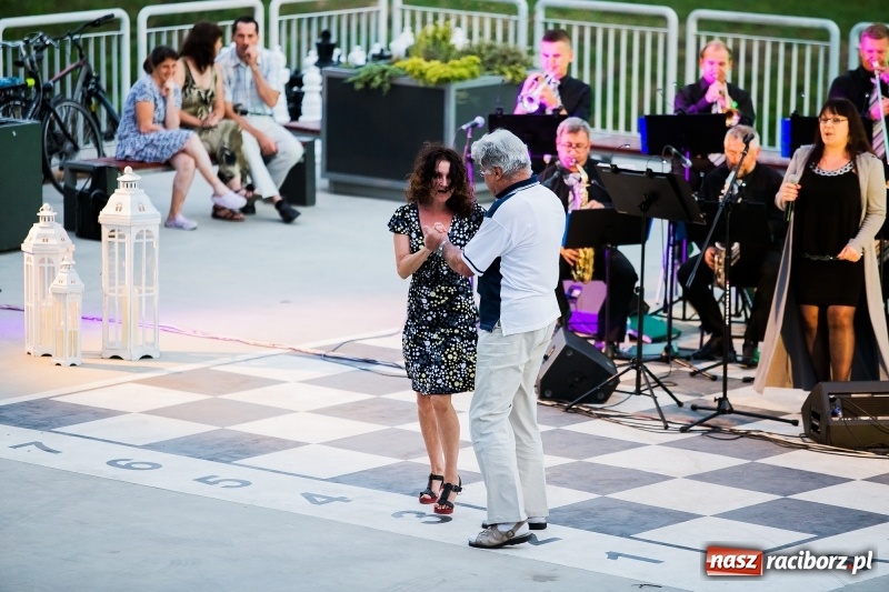 Zdjęcie w galerii na portalu naszraciborz.pl: Retro potańcówka z RCK na przystani FOTO i WIDEO wiadomości z regionu