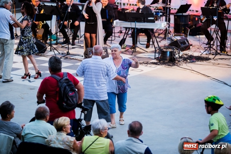 Zdjęcie w galerii na portalu naszraciborz.pl: Retro potańcówka z RCK na przystani FOTO i WIDEO wiadomości z regionu