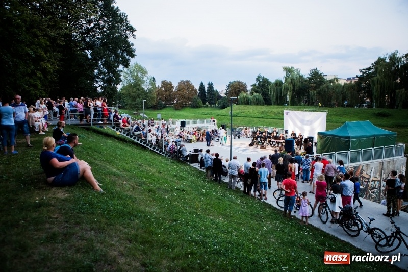Zdjęcie w galerii na portalu naszraciborz.pl: Retro potańcówka z RCK na przystani FOTO i WIDEO wiadomości z regionu