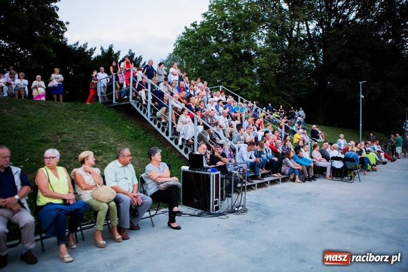 Zdjęcie w galerii na portalu naszraciborz.pl: Retro potańcówka z RCK na przystani FOTO i WIDEO wiadomości z regionu