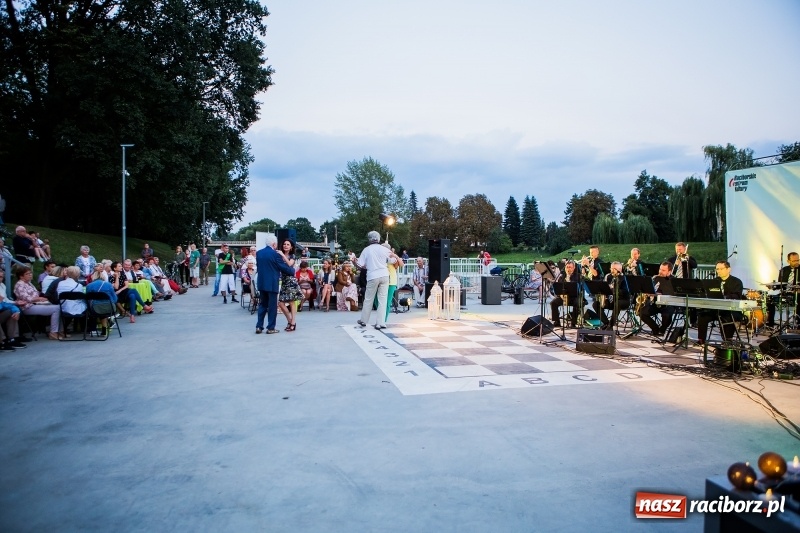 Zdjęcie w galerii na portalu naszraciborz.pl: Retro potańcówka z RCK na przystani FOTO i WIDEO wiadomości z regionu
