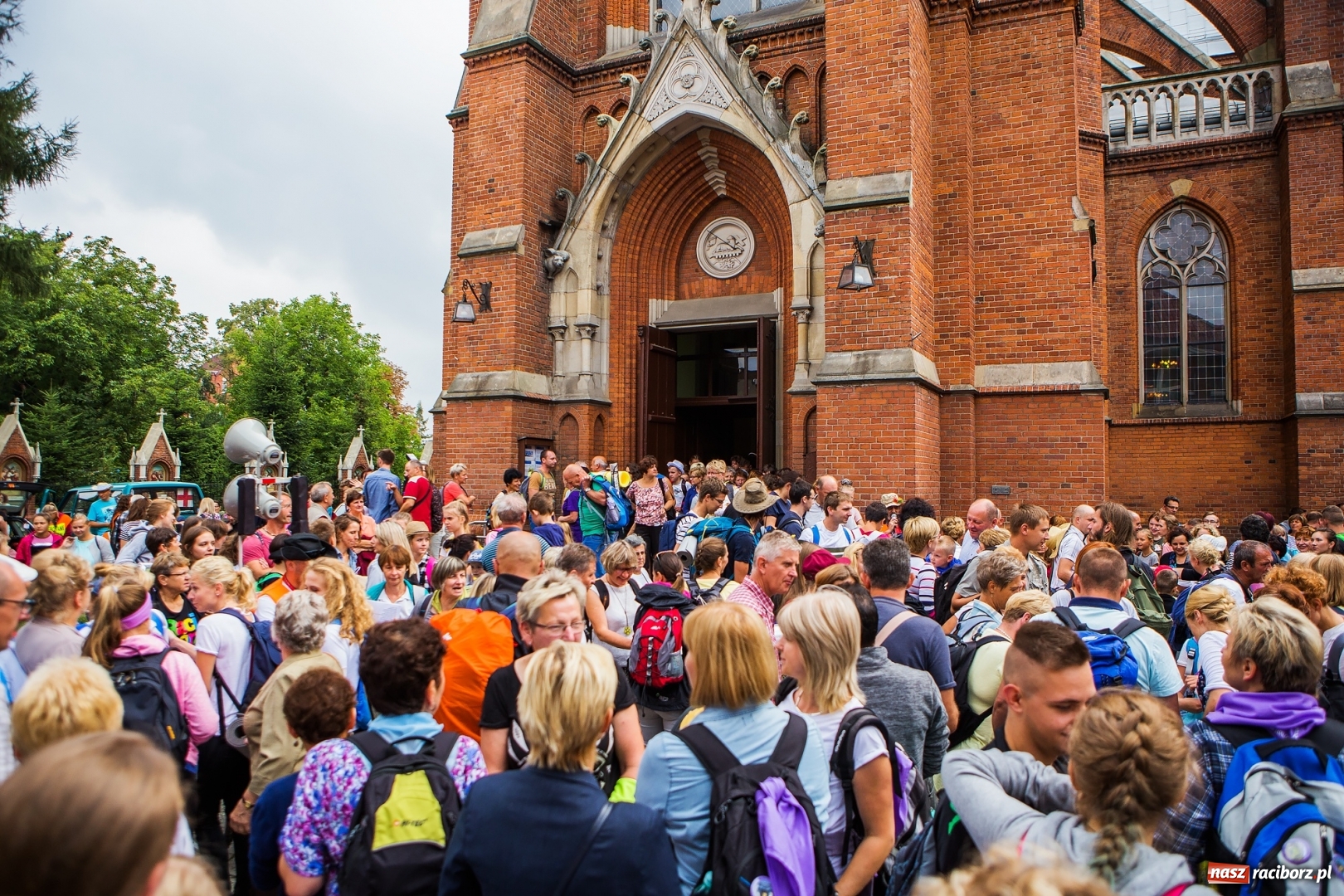 Zdjęcie w galerii na portalu naszraciborz.pl: Z Maryją idą głosić miłosierdzie. Pielgrzymi z powiatu raciborskiego w drodze na Jasną Górę  wiadomości z regionu
