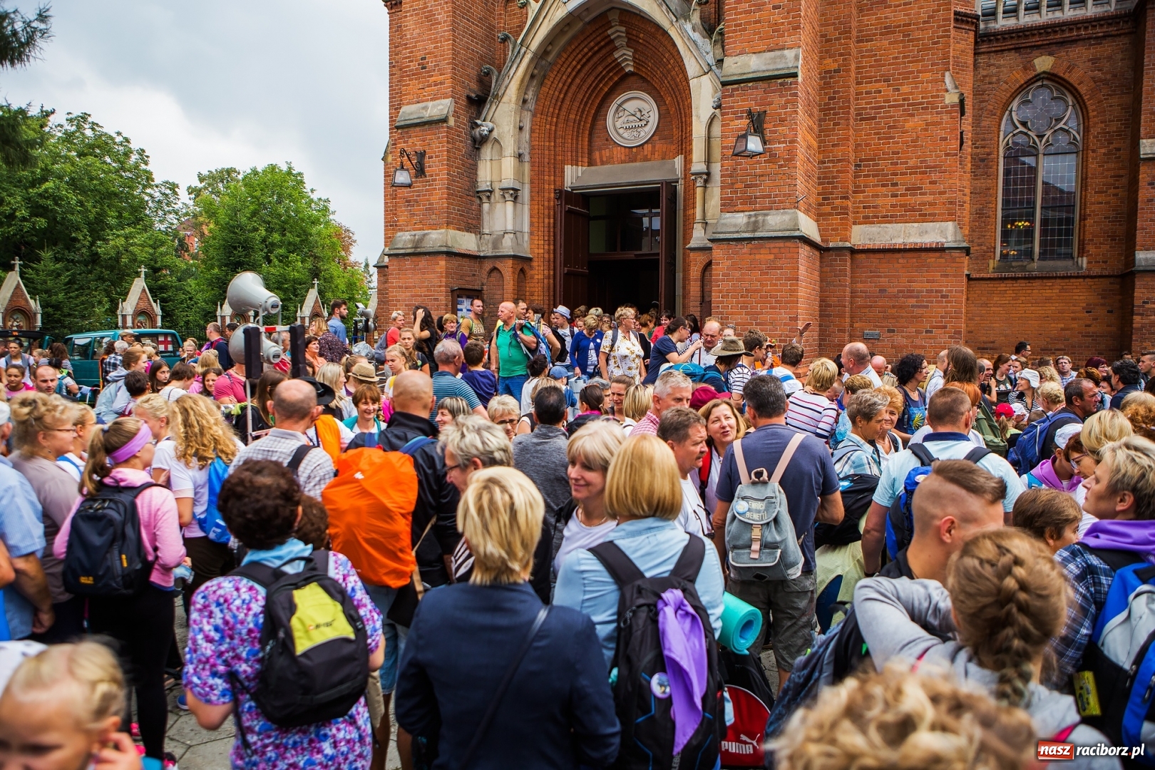 Zdjęcie w galerii na portalu naszraciborz.pl: Z Maryją idą głosić miłosierdzie. Pielgrzymi z powiatu raciborskiego w drodze na Jasną Górę  wiadomości z regionu