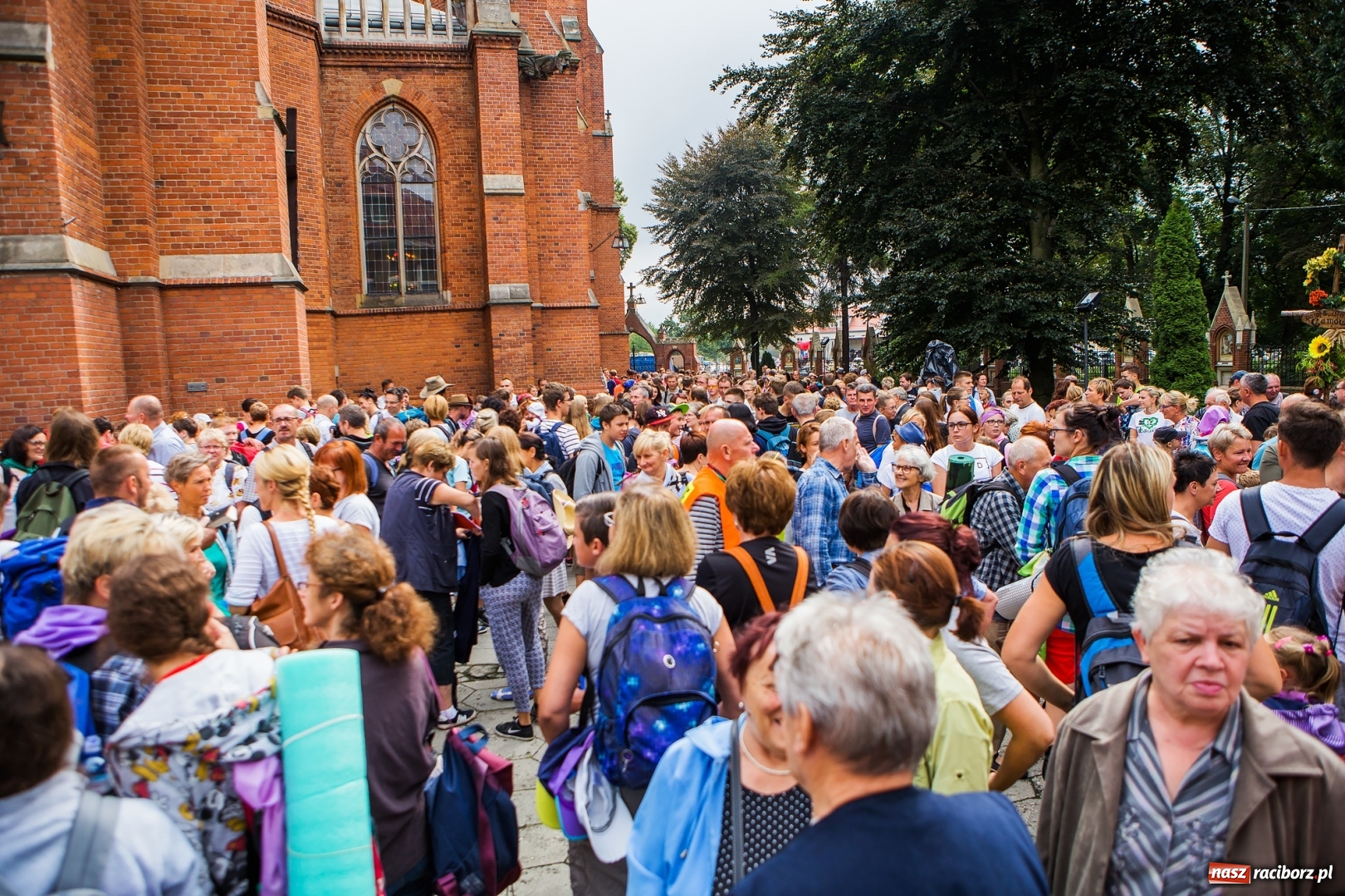 Zdjęcie w galerii na portalu naszraciborz.pl: Z Maryją idą głosić miłosierdzie. Pielgrzymi z powiatu raciborskiego w drodze na Jasną Górę  wiadomości z regionu