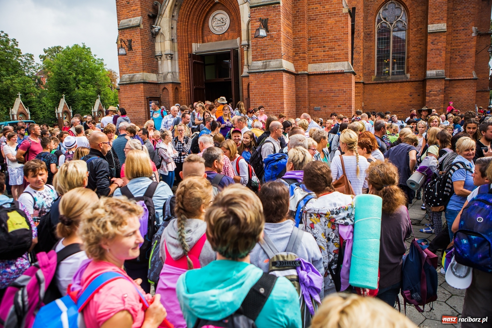 Zdjęcie w galerii na portalu naszraciborz.pl: Z Maryją idą głosić miłosierdzie. Pielgrzymi z powiatu raciborskiego w drodze na Jasną Górę  wiadomości z regionu