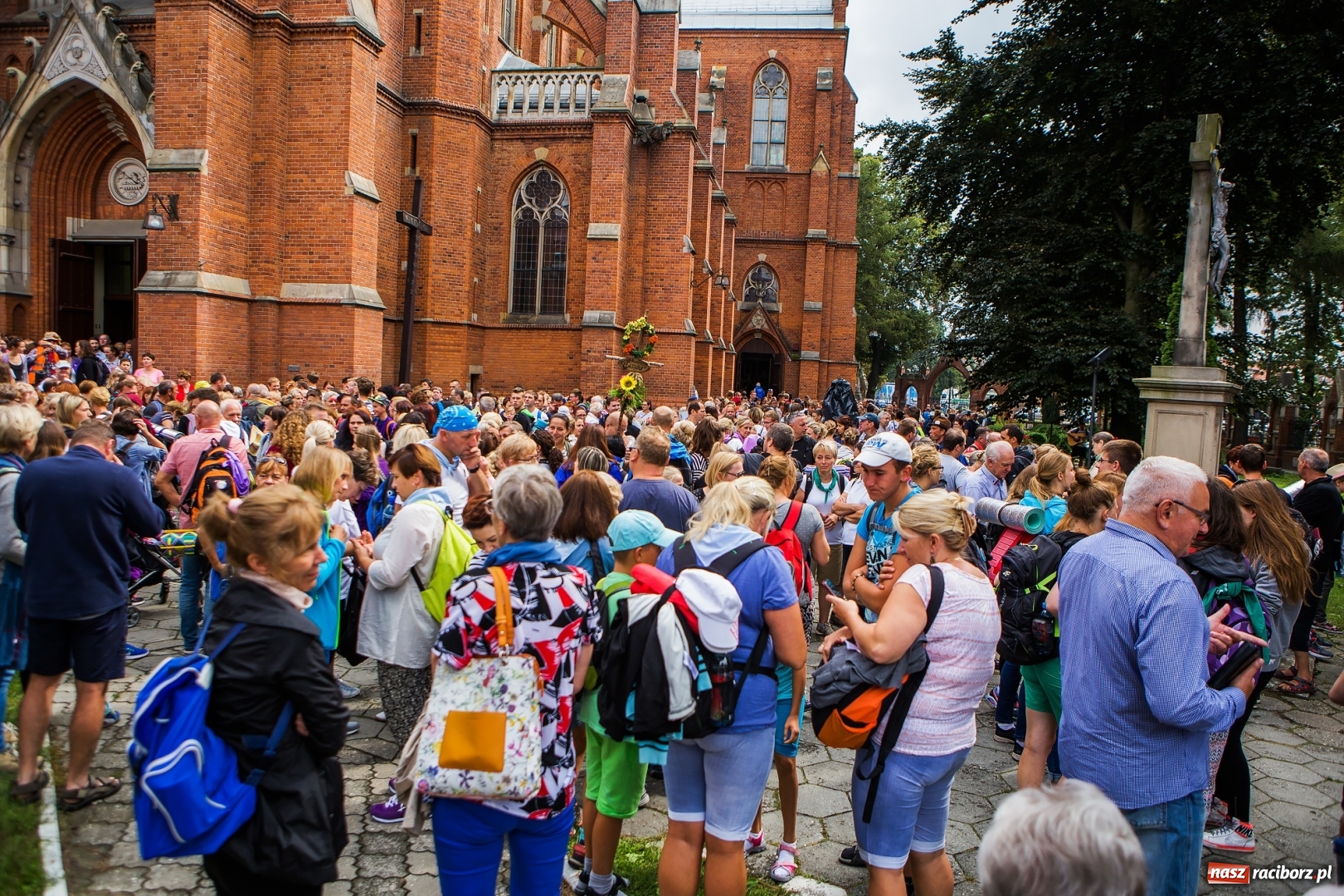 Zdjęcie w galerii na portalu naszraciborz.pl: Z Maryją idą głosić miłosierdzie. Pielgrzymi z powiatu raciborskiego w drodze na Jasną Górę  wiadomości z regionu