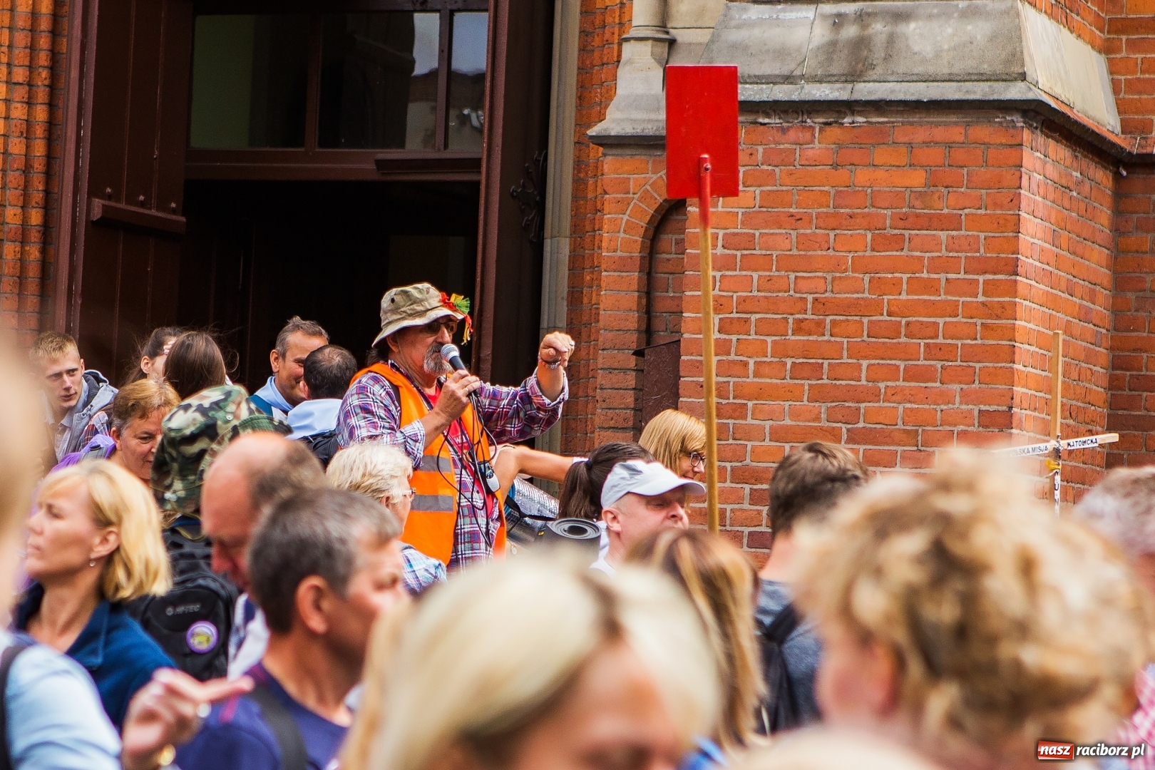 Zdjęcie w galerii na portalu naszraciborz.pl: Z Maryją idą głosić miłosierdzie. Pielgrzymi z powiatu raciborskiego w drodze na Jasną Górę  wiadomości z regionu