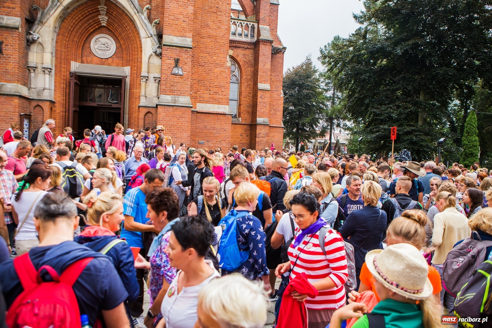 Zdjęcie w galerii na portalu naszraciborz.pl: Z Maryją idą głosić miłosierdzie. Pielgrzymi z powiatu raciborskiego w drodze na Jasną Górę  wiadomości z regionu
