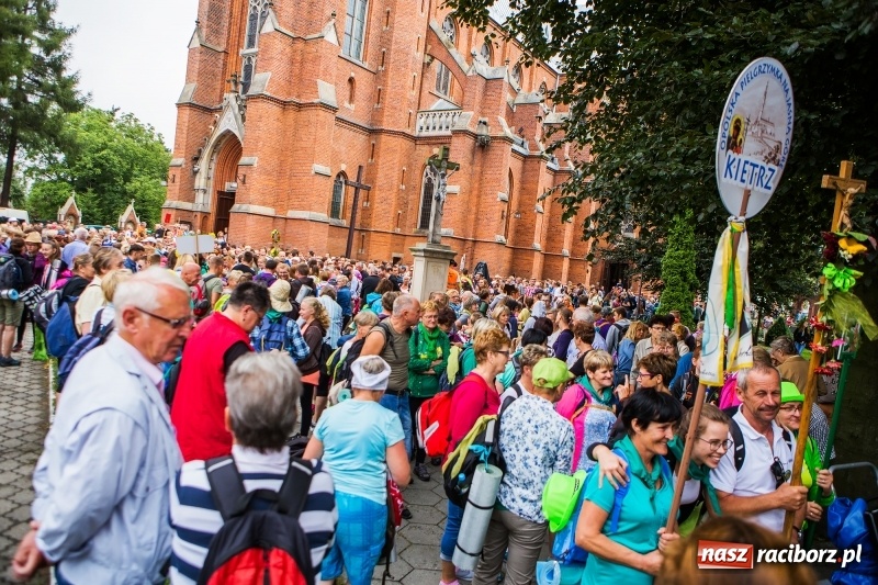 Zdjęcie w galerii na portalu naszraciborz.pl: Z Maryją idą głosić miłosierdzie. Pielgrzymi z powiatu raciborskiego w drodze na Jasną Górę  wiadomości z regionu
