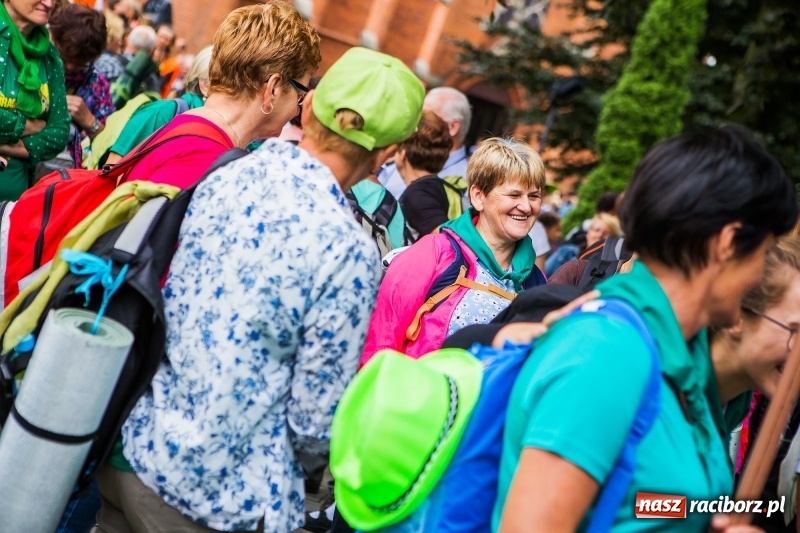 Zdjęcie w galerii na portalu naszraciborz.pl: Z Maryją idą głosić miłosierdzie. Pielgrzymi z powiatu raciborskiego w drodze na Jasną Górę  wiadomości z regionu