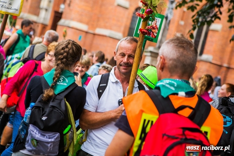 Zdjęcie w galerii na portalu naszraciborz.pl: Z Maryją idą głosić miłosierdzie. Pielgrzymi z powiatu raciborskiego w drodze na Jasną Górę  wiadomości z regionu