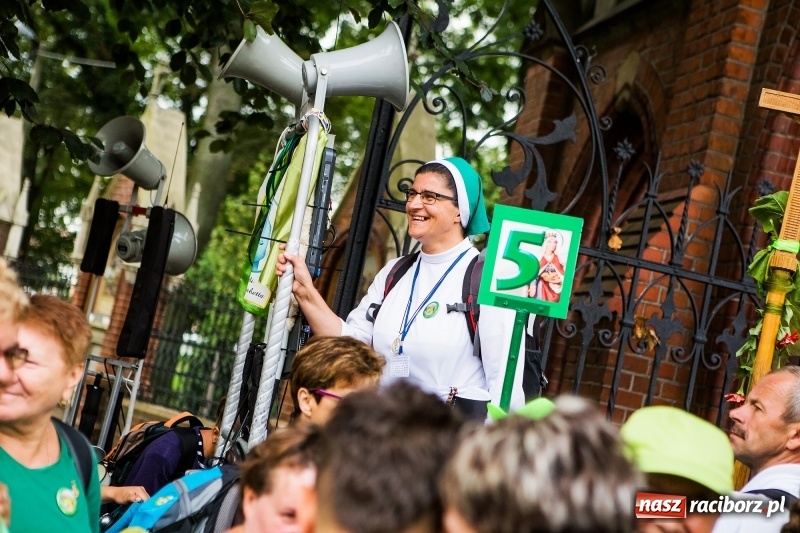Zdjęcie w galerii na portalu naszraciborz.pl: Z Maryją idą głosić miłosierdzie. Pielgrzymi z powiatu raciborskiego w drodze na Jasną Górę  wiadomości z regionu