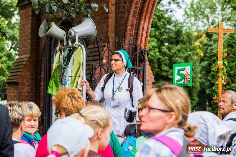 Zdjęcie w galerii na portalu naszraciborz.pl: Z Maryją idą głosić miłosierdzie. Pielgrzymi z powiatu raciborskiego w drodze na Jasną Górę  wiadomości z regionu