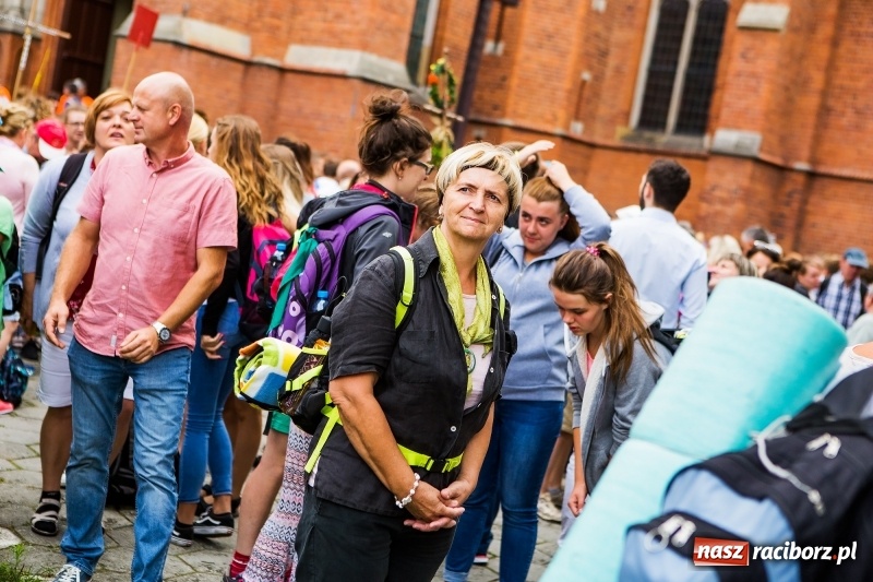 Zdjęcie w galerii na portalu naszraciborz.pl: Z Maryją idą głosić miłosierdzie. Pielgrzymi z powiatu raciborskiego w drodze na Jasną Górę  wiadomości z regionu
