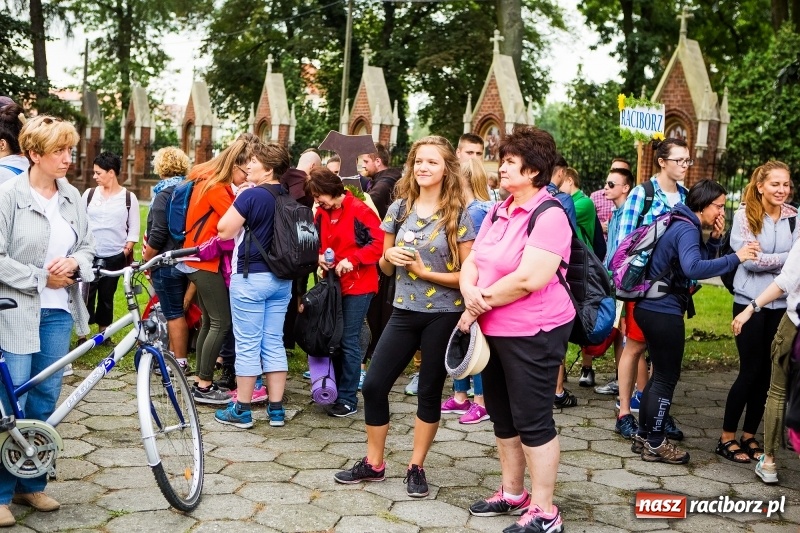 Zdjęcie w galerii na portalu naszraciborz.pl: Z Maryją idą głosić miłosierdzie. Pielgrzymi z powiatu raciborskiego w drodze na Jasną Górę  wiadomości z regionu