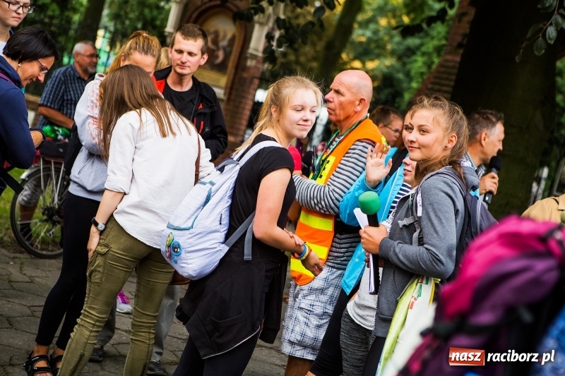 Zdjęcie w galerii na portalu naszraciborz.pl: Z Maryją idą głosić miłosierdzie. Pielgrzymi z powiatu raciborskiego w drodze na Jasną Górę  wiadomości z regionu