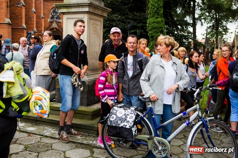 Zdjęcie w galerii na portalu naszraciborz.pl: Z Maryją idą głosić miłosierdzie. Pielgrzymi z powiatu raciborskiego w drodze na Jasną Górę  wiadomości z regionu