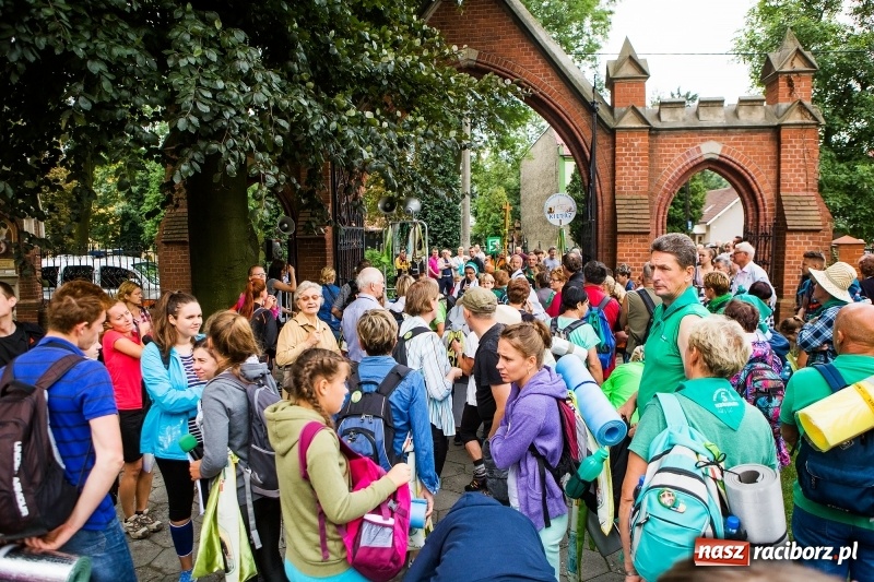 Zdjęcie w galerii na portalu naszraciborz.pl: Z Maryją idą głosić miłosierdzie. Pielgrzymi z powiatu raciborskiego w drodze na Jasną Górę  wiadomości z regionu