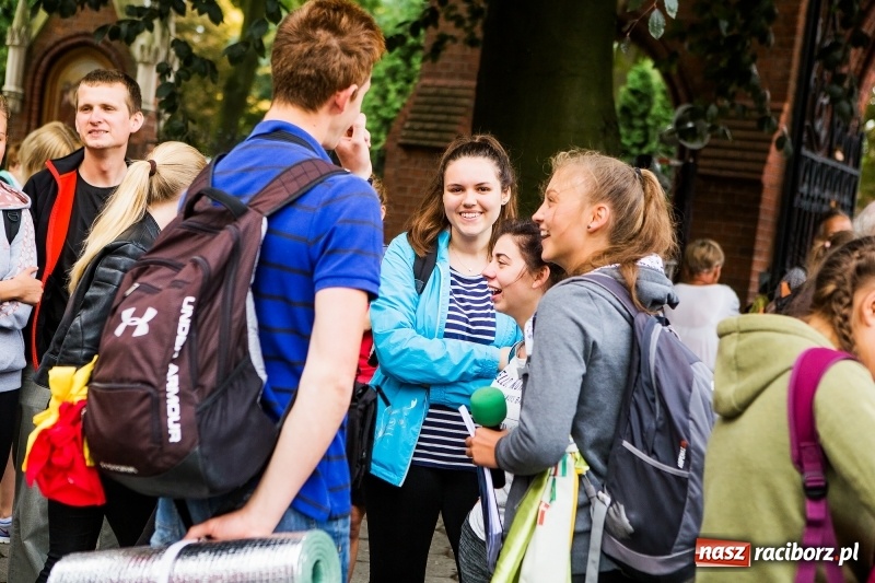Zdjęcie w galerii na portalu naszraciborz.pl: Z Maryją idą głosić miłosierdzie. Pielgrzymi z powiatu raciborskiego w drodze na Jasną Górę  wiadomości z regionu