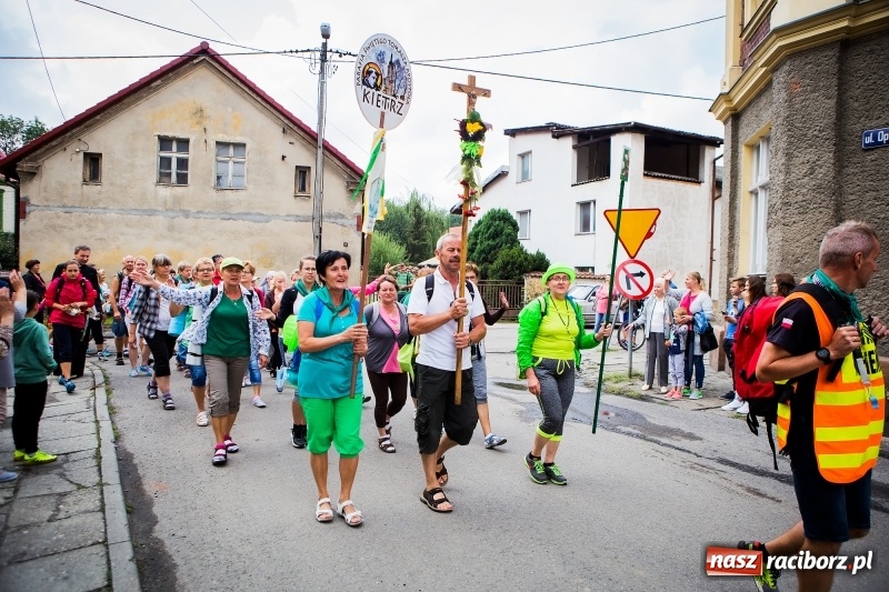 Zdjęcie w galerii na portalu naszraciborz.pl: Z Maryją idą głosić miłosierdzie. Pielgrzymi z powiatu raciborskiego w drodze na Jasną Górę  wiadomości z regionu
