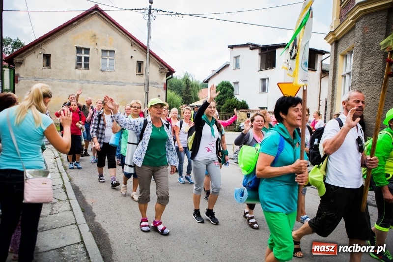 Zdjęcie w galerii na portalu naszraciborz.pl: Z Maryją idą głosić miłosierdzie. Pielgrzymi z powiatu raciborskiego w drodze na Jasną Górę  wiadomości z regionu