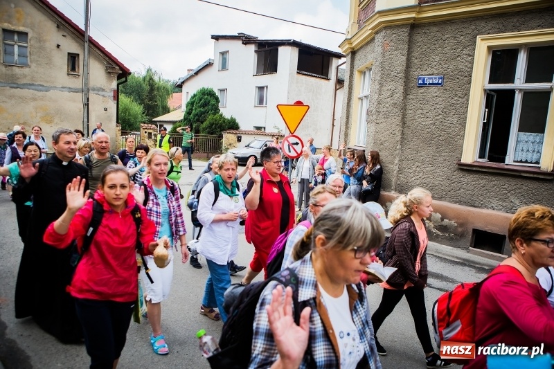Zdjęcie w galerii na portalu naszraciborz.pl: Z Maryją idą głosić miłosierdzie. Pielgrzymi z powiatu raciborskiego w drodze na Jasną Górę  wiadomości z regionu