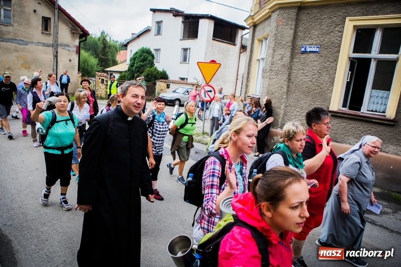Zdjęcie w galerii na portalu naszraciborz.pl: Z Maryją idą głosić miłosierdzie. Pielgrzymi z powiatu raciborskiego w drodze na Jasną Górę  wiadomości z regionu