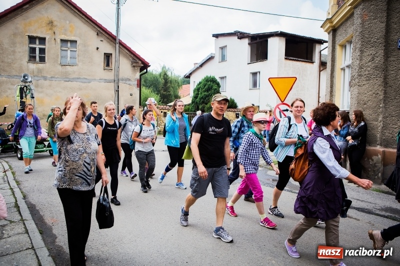 Zdjęcie w galerii na portalu naszraciborz.pl: Z Maryją idą głosić miłosierdzie. Pielgrzymi z powiatu raciborskiego w drodze na Jasną Górę  wiadomości z regionu