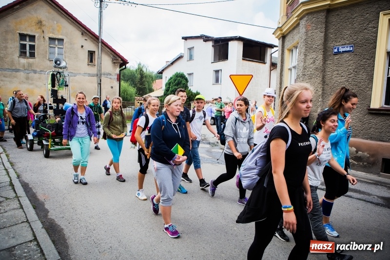 Zdjęcie w galerii na portalu naszraciborz.pl: Z Maryją idą głosić miłosierdzie. Pielgrzymi z powiatu raciborskiego w drodze na Jasną Górę  wiadomości z regionu