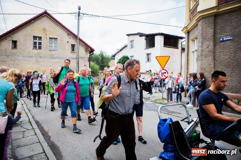 Zdjęcie w galerii na portalu naszraciborz.pl: Z Maryją idą głosić miłosierdzie. Pielgrzymi z powiatu raciborskiego w drodze na Jasną Górę  wiadomości z regionu