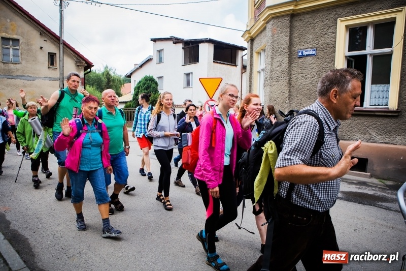 Zdjęcie w galerii na portalu naszraciborz.pl: Z Maryją idą głosić miłosierdzie. Pielgrzymi z powiatu raciborskiego w drodze na Jasną Górę  wiadomości z regionu
