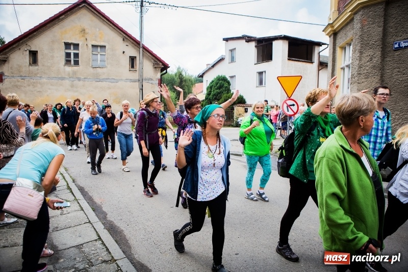 Zdjęcie w galerii na portalu naszraciborz.pl: Z Maryją idą głosić miłosierdzie. Pielgrzymi z powiatu raciborskiego w drodze na Jasną Górę  wiadomości z regionu