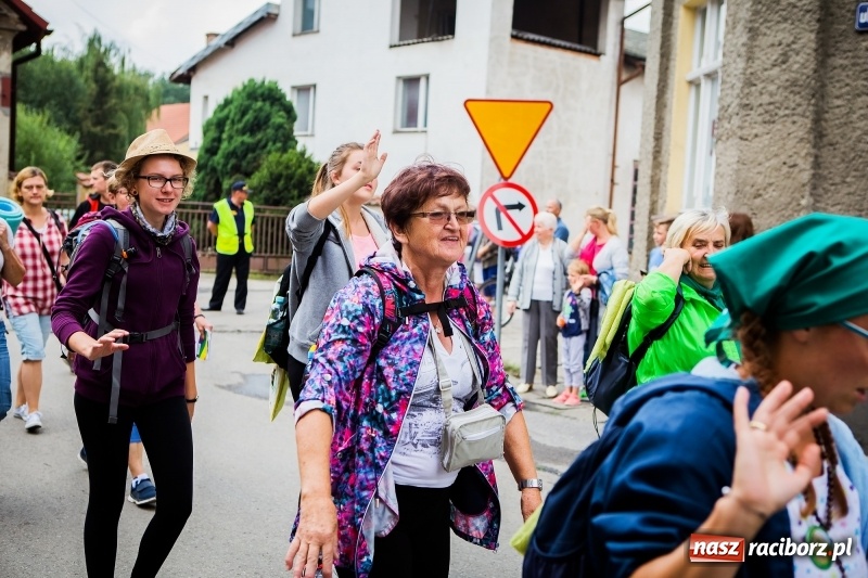 Zdjęcie w galerii na portalu naszraciborz.pl: Z Maryją idą głosić miłosierdzie. Pielgrzymi z powiatu raciborskiego w drodze na Jasną Górę  wiadomości z regionu