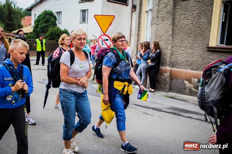 Zdjęcie w galerii na portalu naszraciborz.pl: Z Maryją idą głosić miłosierdzie. Pielgrzymi z powiatu raciborskiego w drodze na Jasną Górę  wiadomości z regionu