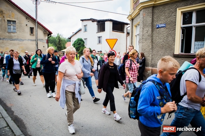 Zdjęcie w galerii na portalu naszraciborz.pl: Z Maryją idą głosić miłosierdzie. Pielgrzymi z powiatu raciborskiego w drodze na Jasną Górę  wiadomości z regionu