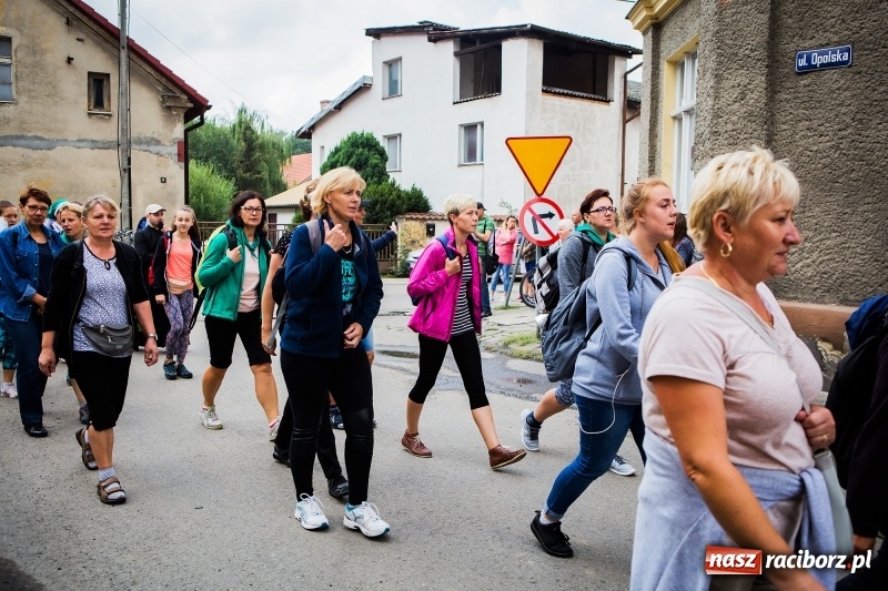Zdjęcie w galerii na portalu naszraciborz.pl: Z Maryją idą głosić miłosierdzie. Pielgrzymi z powiatu raciborskiego w drodze na Jasną Górę  wiadomości z regionu
