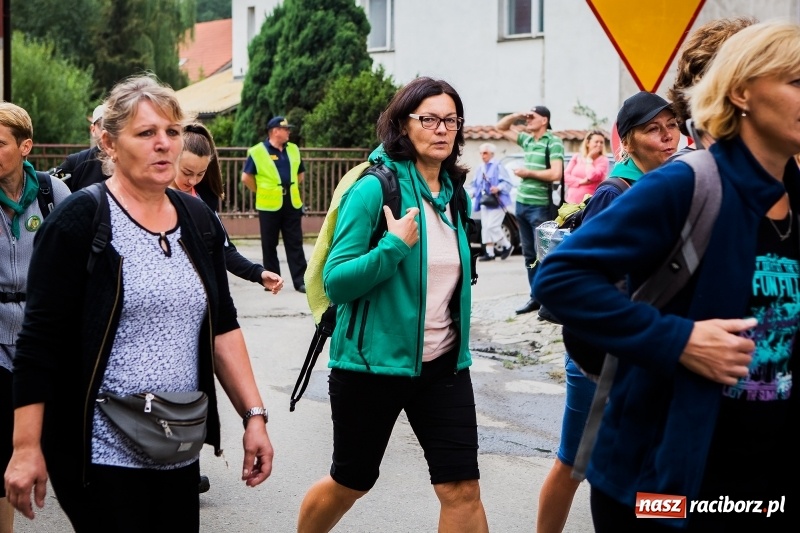 Zdjęcie w galerii na portalu naszraciborz.pl: Z Maryją idą głosić miłosierdzie. Pielgrzymi z powiatu raciborskiego w drodze na Jasną Górę  wiadomości z regionu